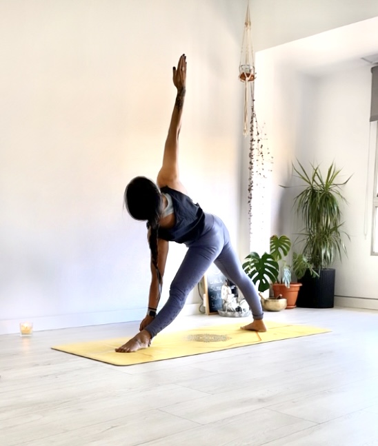 postura triángulo yoga